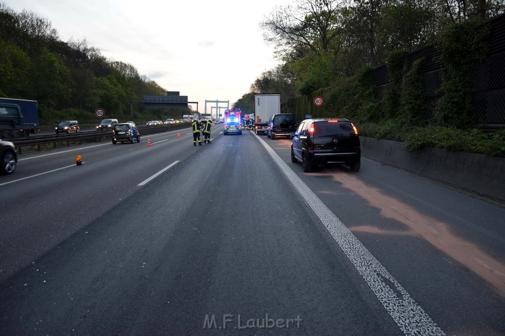 A 4 Rich Olpe vor Rodenkirchener Bruecke Heizoel LKW verliert Heizoel P03.JPG - Miklos Laubert